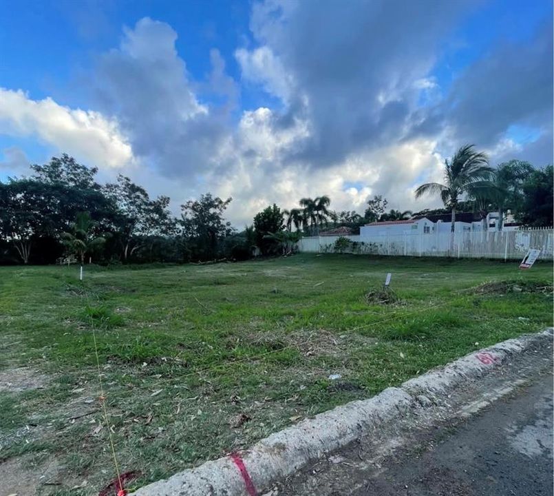 待售: $200,000 (0.30 acres)
