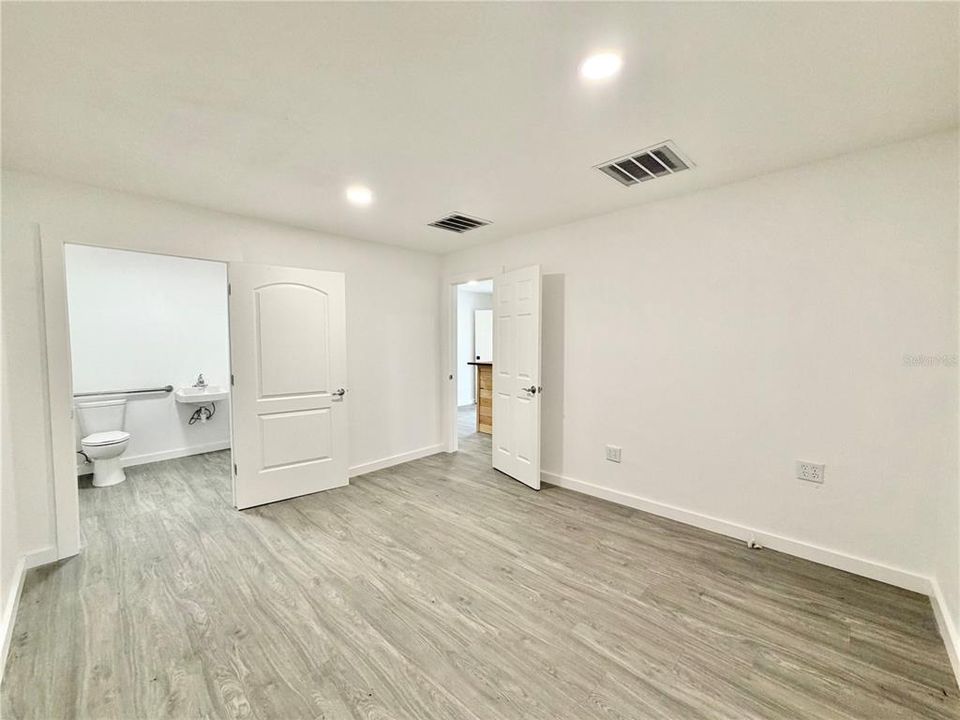 For Sale: $199,900 (0 beds, 1 baths, 828 Square Feet)