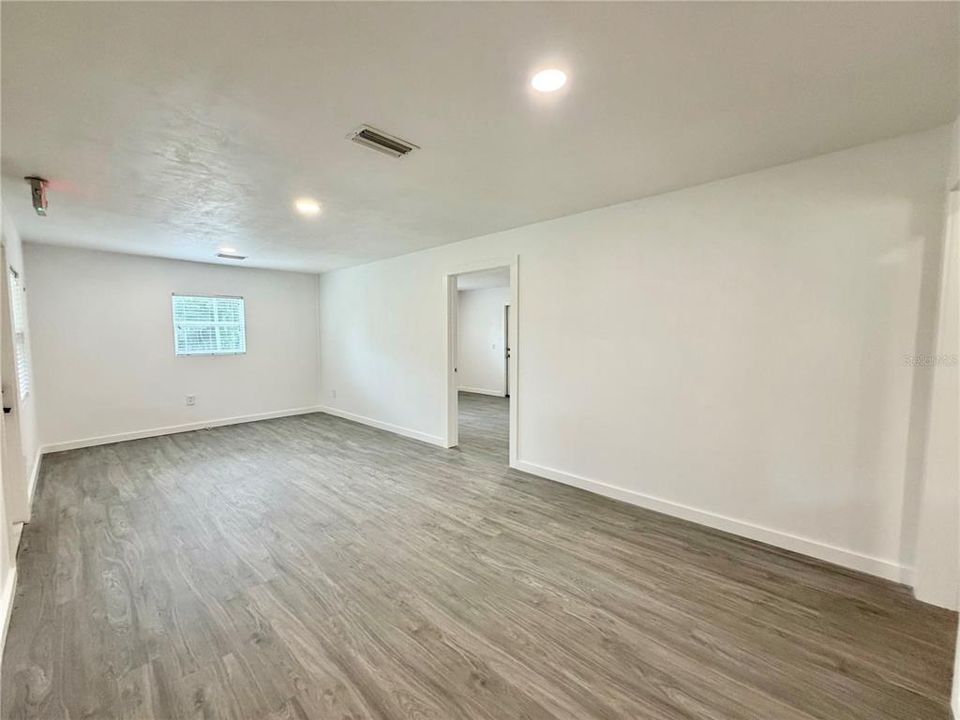 For Sale: $199,900 (0 beds, 1 baths, 828 Square Feet)