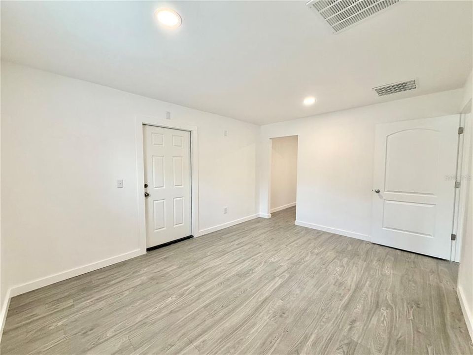 For Sale: $199,900 (0 beds, 1 baths, 828 Square Feet)