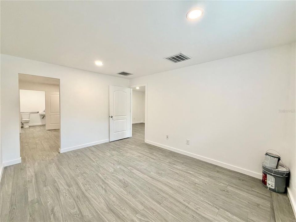For Sale: $199,900 (0 beds, 1 baths, 828 Square Feet)