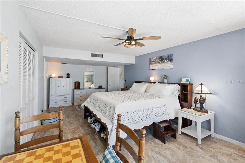 For Sale: $460,000 (2 beds, 2 baths, 1331 Square Feet)