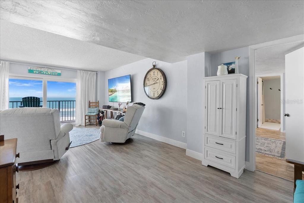 For Sale: $460,000 (2 beds, 2 baths, 1331 Square Feet)
