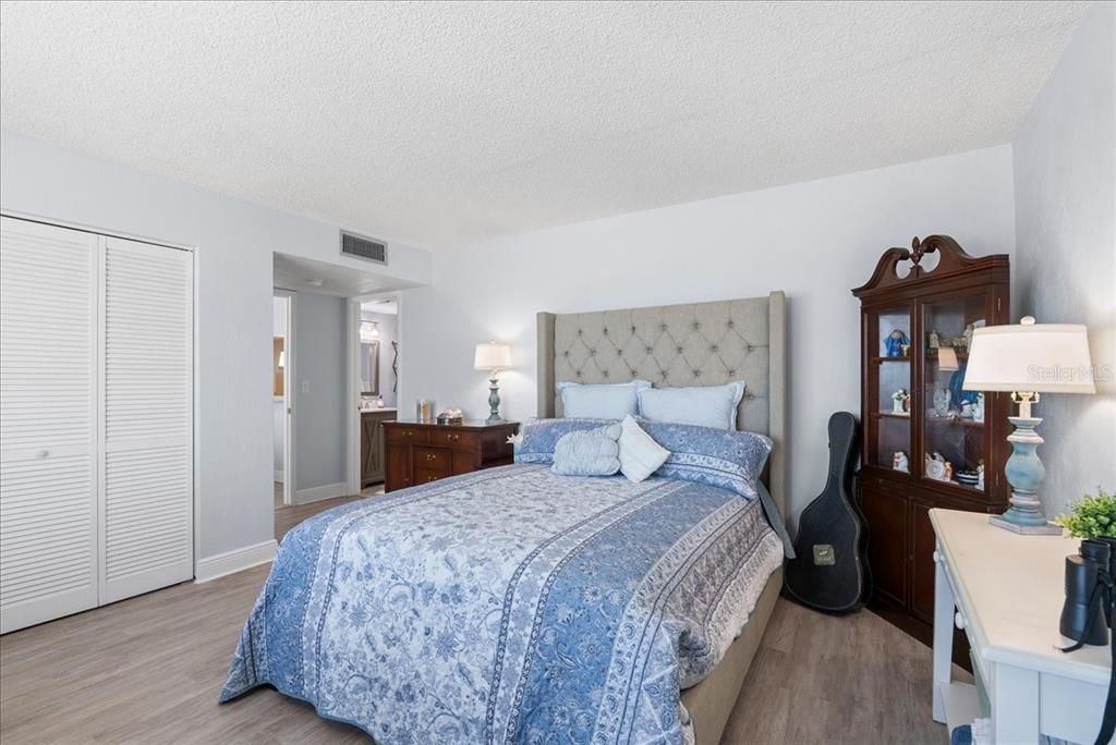 For Sale: $460,000 (2 beds, 2 baths, 1331 Square Feet)