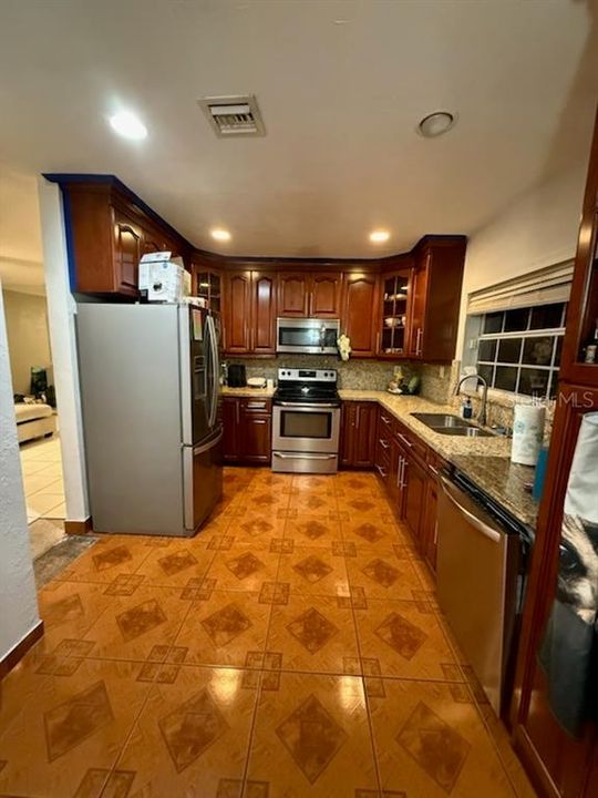 Activo con contrato: $449,000 (3 camas, 2 baños, 1749 Pies cuadrados)