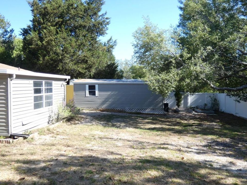 Active With Contract: $205,000 (3 beds, 1 baths, 880 Square Feet)