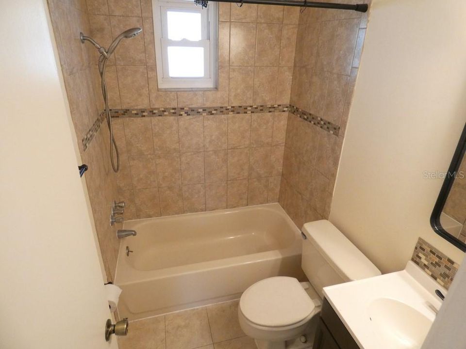 Active With Contract: $205,000 (3 beds, 1 baths, 880 Square Feet)