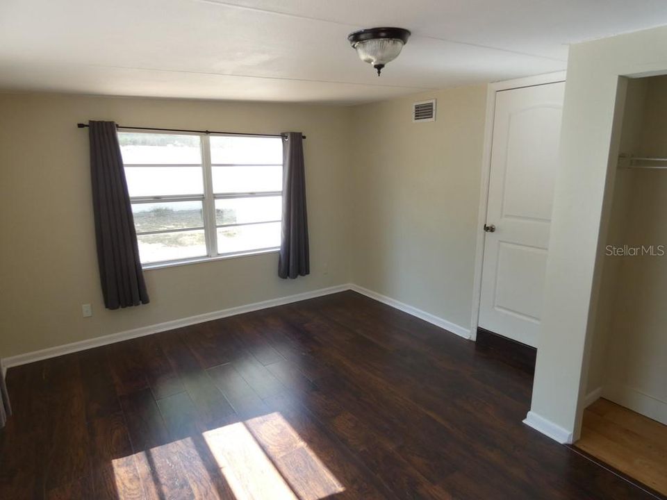 Active With Contract: $205,000 (3 beds, 1 baths, 880 Square Feet)