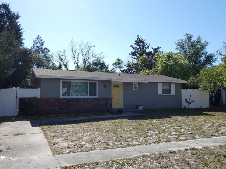 Active With Contract: $205,000 (3 beds, 1 baths, 880 Square Feet)