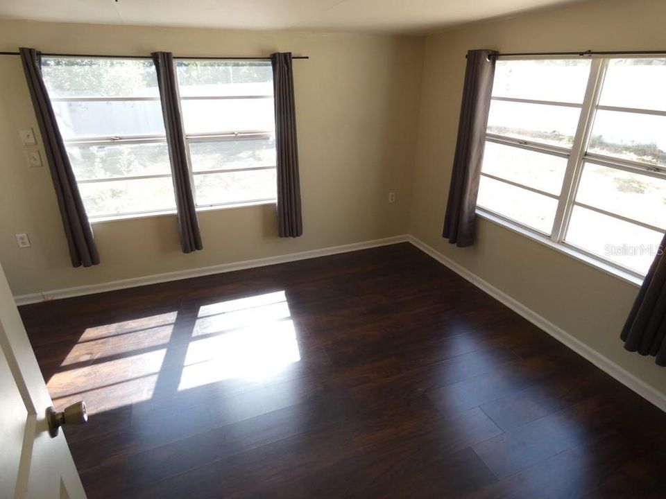 Active With Contract: $205,000 (3 beds, 1 baths, 880 Square Feet)
