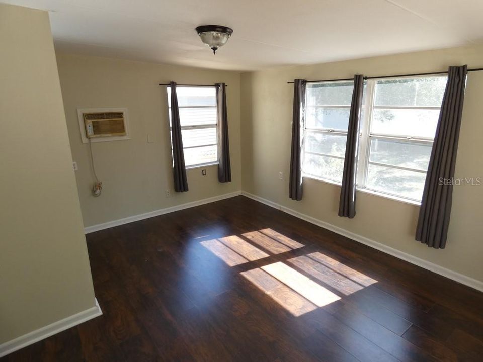 Active With Contract: $205,000 (3 beds, 1 baths, 880 Square Feet)