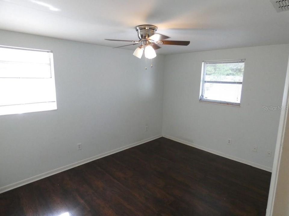 Active With Contract: $205,000 (3 beds, 1 baths, 880 Square Feet)
