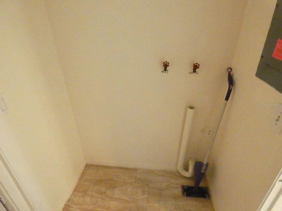 Active With Contract: $205,000 (3 beds, 1 baths, 880 Square Feet)