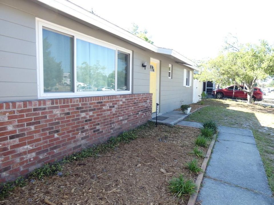 Active With Contract: $205,000 (3 beds, 1 baths, 880 Square Feet)