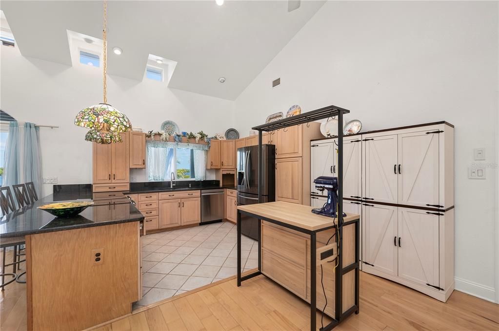 For Sale: $1,225,000 (3 beds, 2 baths, 1690 Square Feet)