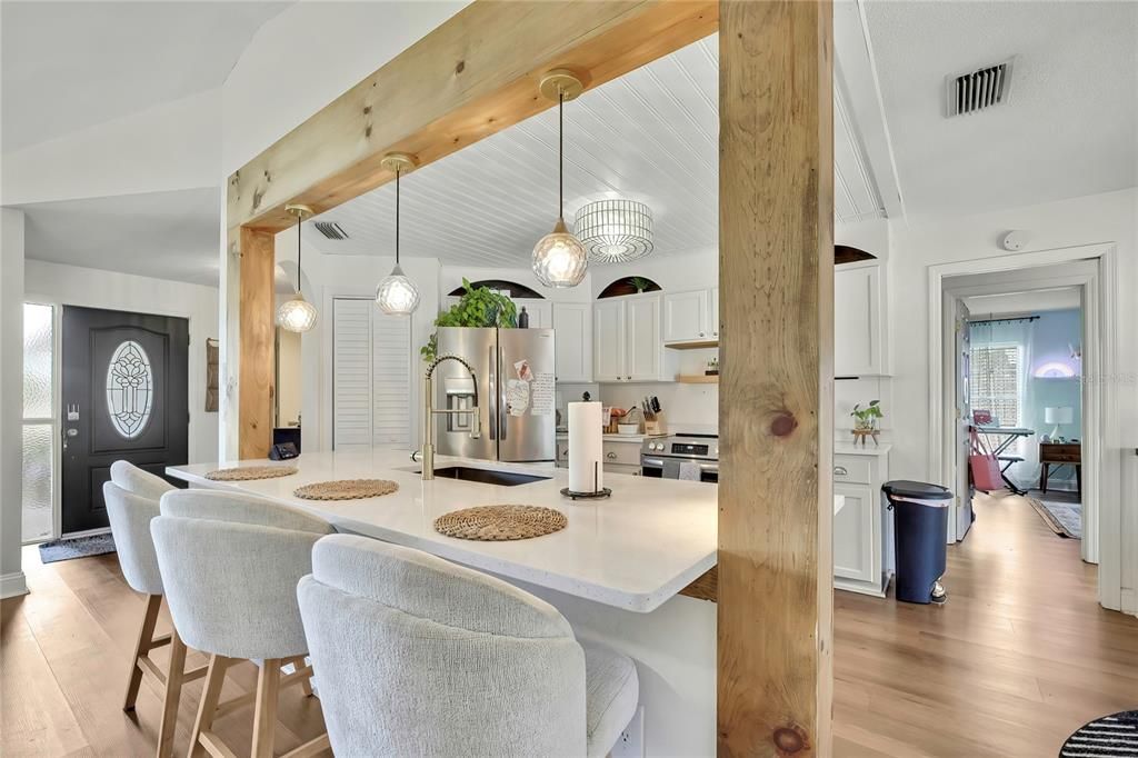 Activo con contrato: $375,000 (4 camas, 2 baños, 1884 Pies cuadrados)