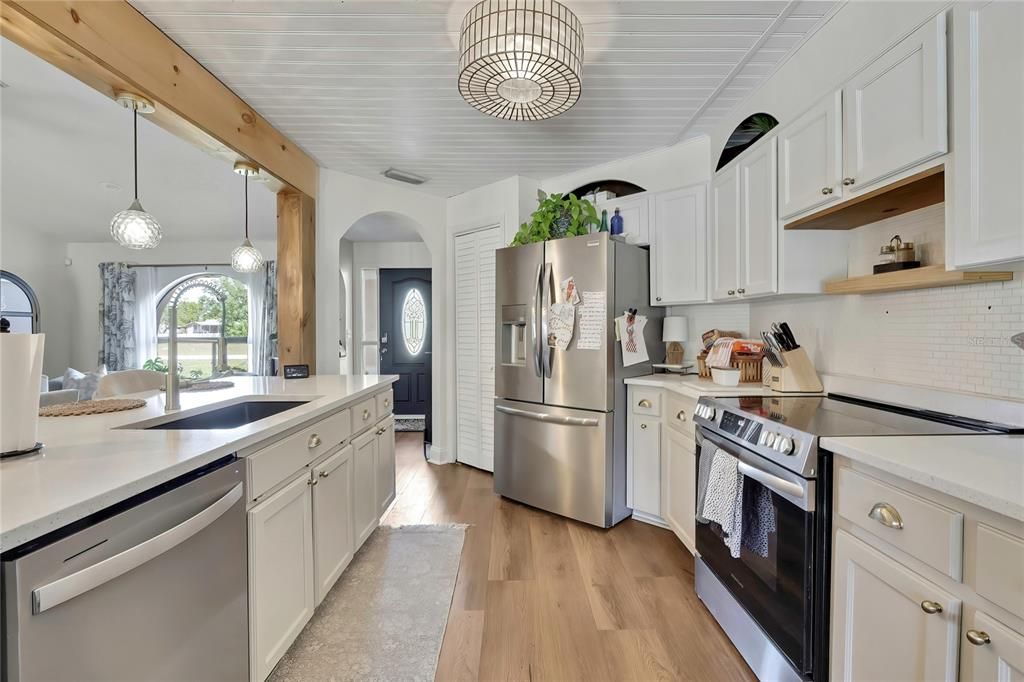 Activo con contrato: $375,000 (4 camas, 2 baños, 1884 Pies cuadrados)