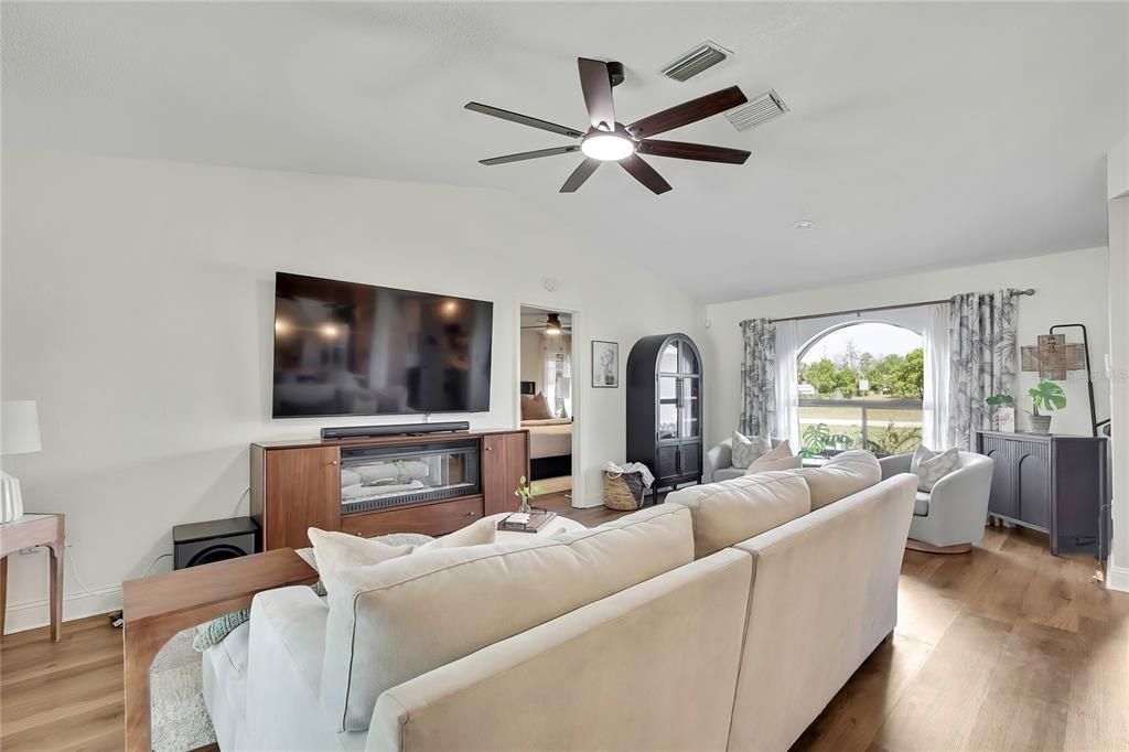 Activo con contrato: $375,000 (4 camas, 2 baños, 1884 Pies cuadrados)