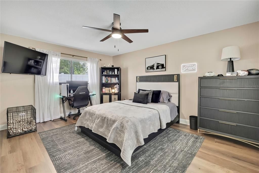 Activo con contrato: $375,000 (4 camas, 2 baños, 1884 Pies cuadrados)
