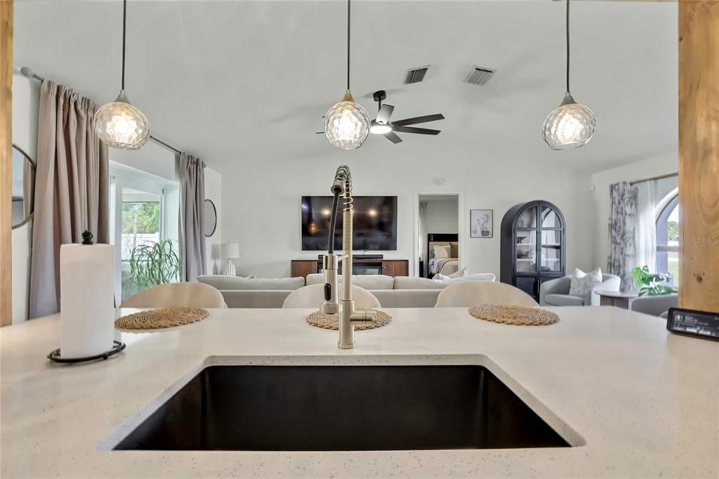 Activo con contrato: $375,000 (4 camas, 2 baños, 1884 Pies cuadrados)