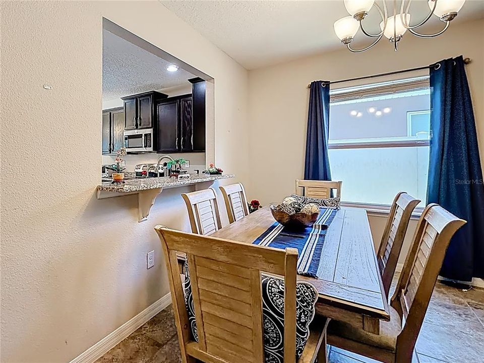Под контрактом: $315,000 (3 спален, 2 ванн, 1747 Квадратных фут)