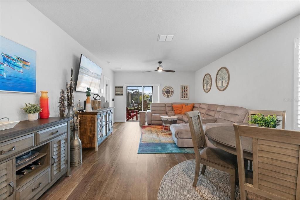 Activo con contrato: $369,900 (3 camas, 2 baños, 1653 Pies cuadrados)