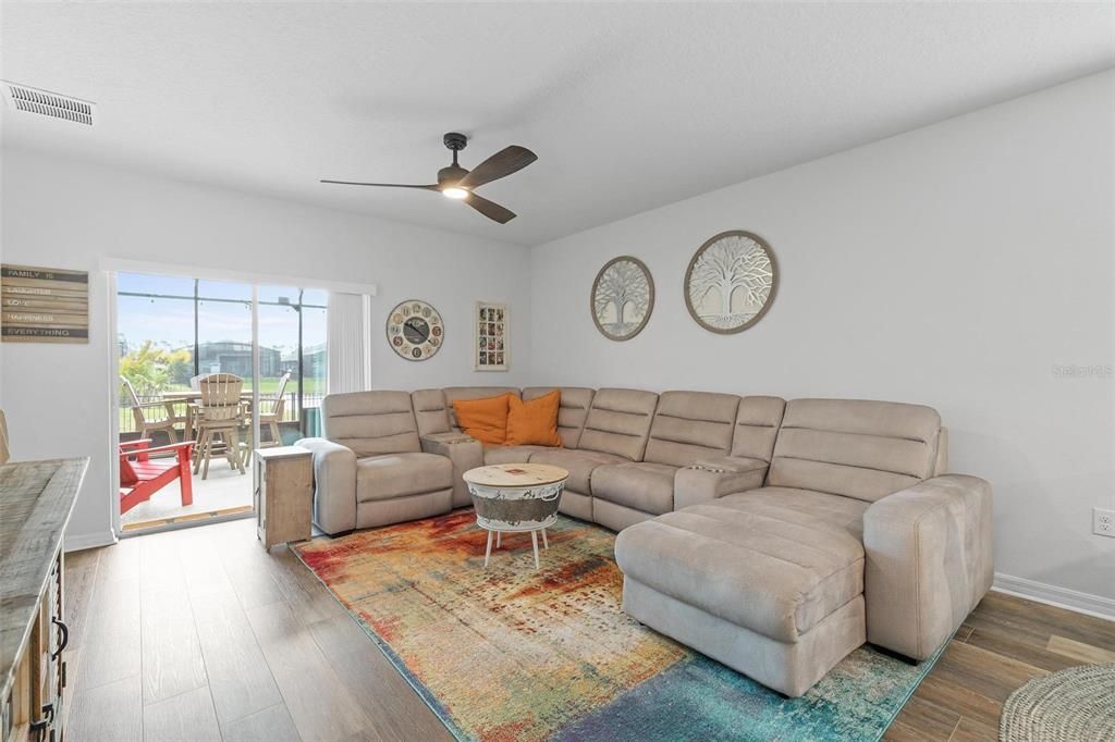Activo con contrato: $369,900 (3 camas, 2 baños, 1653 Pies cuadrados)