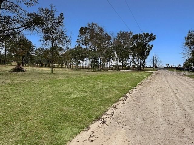 На продажу: $149,900 (2.63 acres)