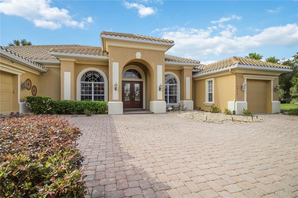 Activo con contrato: $1,150,000 (3 camas, 3 baños, 3837 Pies cuadrados)