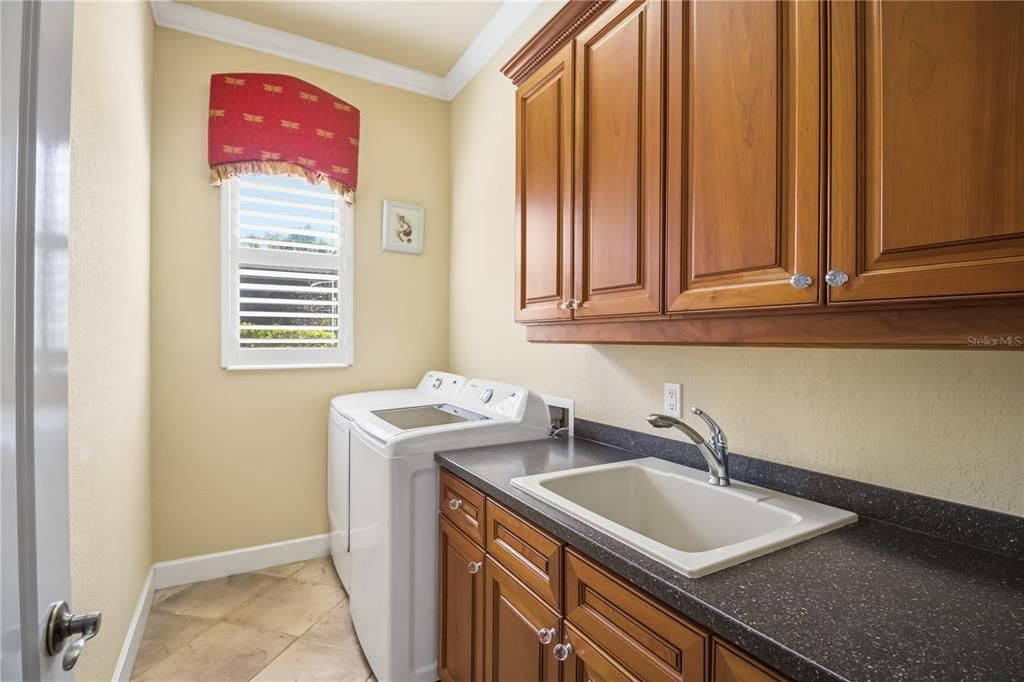 Activo con contrato: $1,150,000 (3 camas, 3 baños, 3837 Pies cuadrados)
