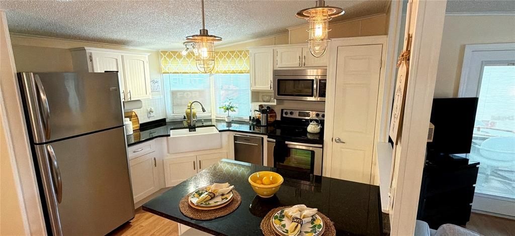 For Rent: $2,100 (2 beds, 2 baths, 950 Square Feet)