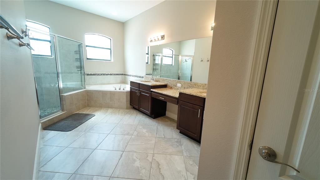 En Venta: $1,095,000 (5 camas, 4 baños, 4195 Pies cuadrados)