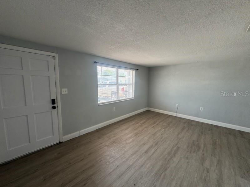 For Sale: $235,000 (2 beds, 1 baths, 932 Square Feet)