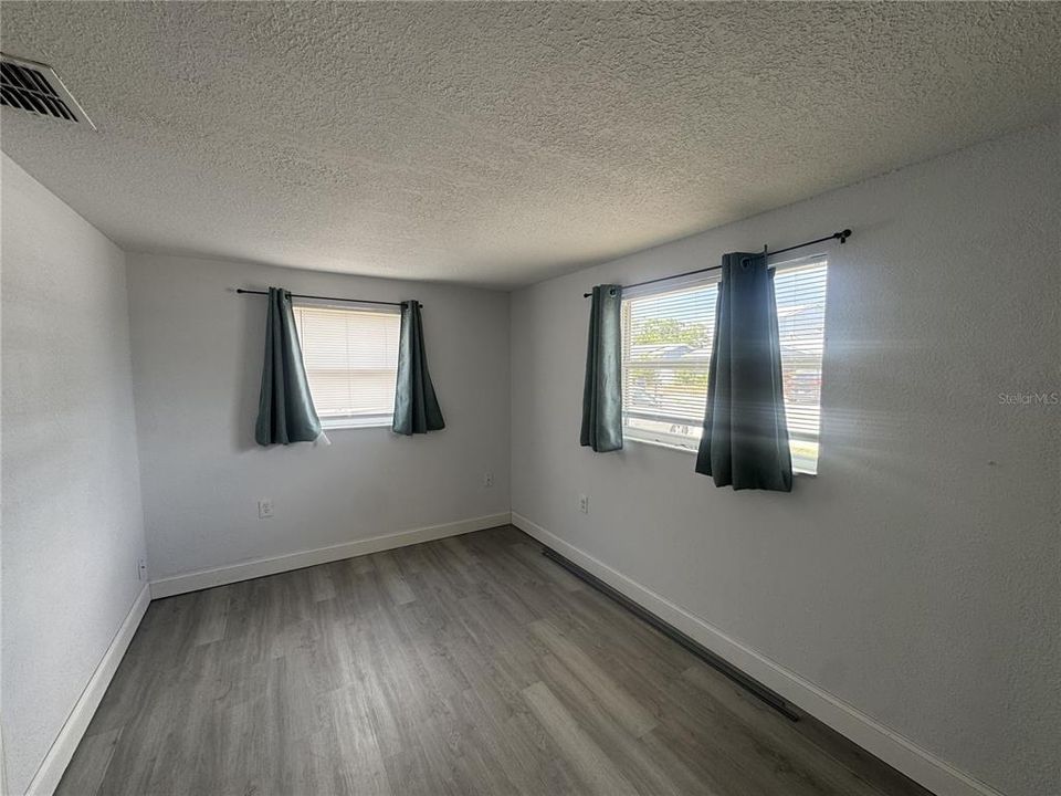 For Sale: $235,000 (2 beds, 1 baths, 932 Square Feet)