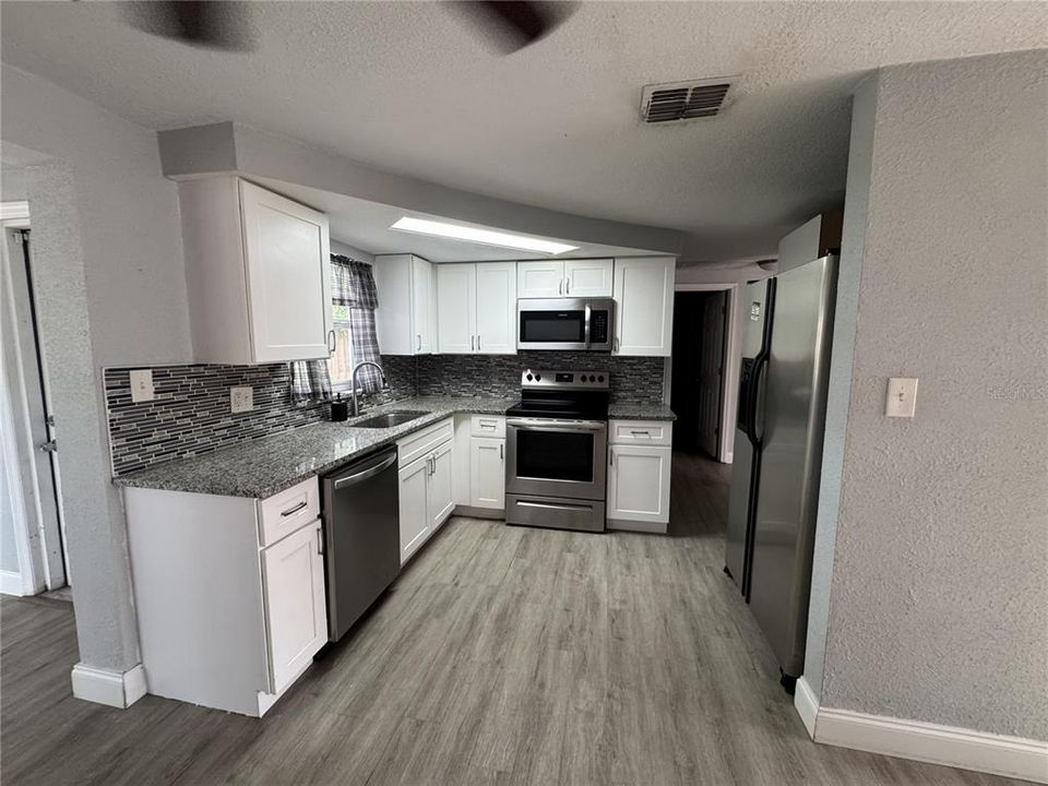 For Sale: $235,000 (2 beds, 1 baths, 932 Square Feet)