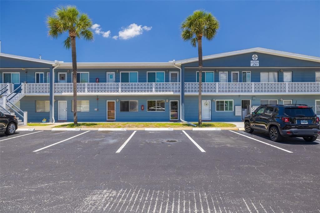 For Sale: $239,999 (1 beds, 1 baths, 563 Square Feet)