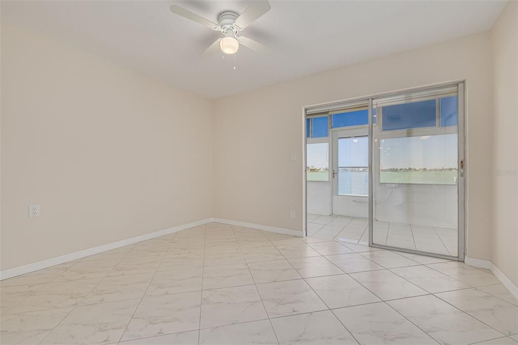 For Sale: $239,999 (1 beds, 1 baths, 563 Square Feet)