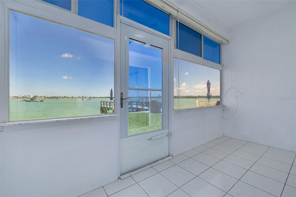 For Sale: $239,999 (1 beds, 1 baths, 563 Square Feet)