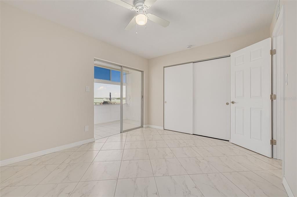 For Sale: $239,999 (1 beds, 1 baths, 563 Square Feet)