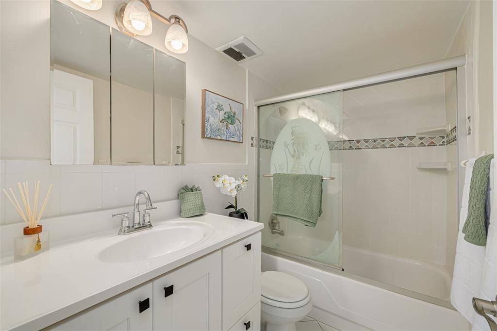 For Sale: $239,999 (1 beds, 1 baths, 563 Square Feet)