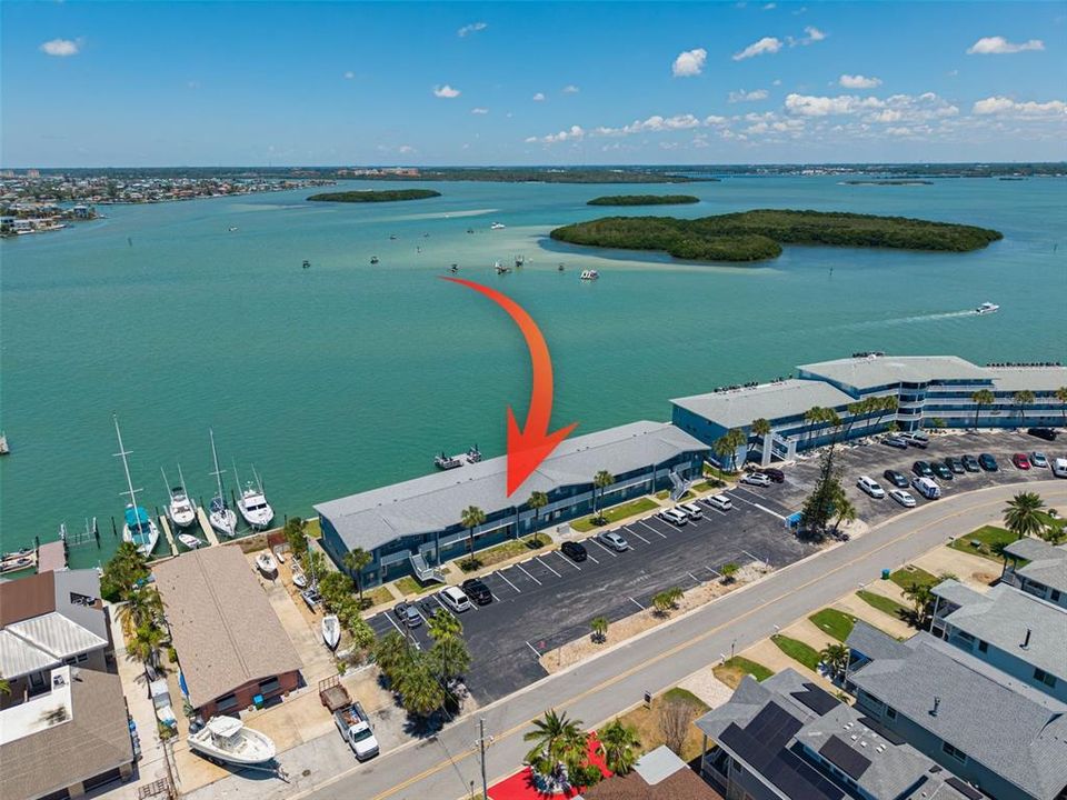 For Sale: $239,999 (1 beds, 1 baths, 563 Square Feet)