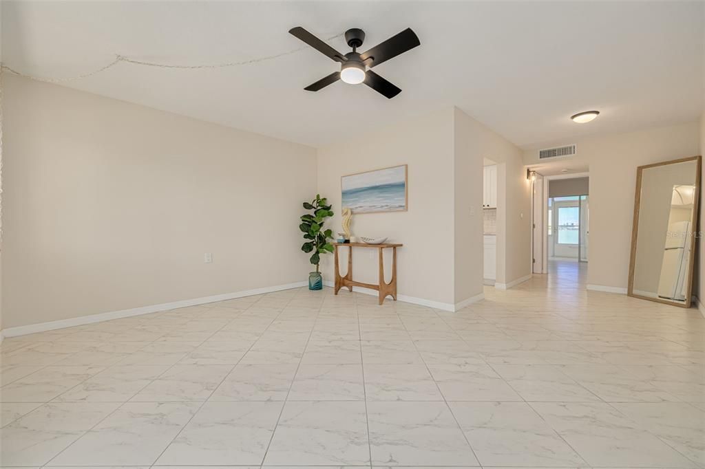 For Sale: $239,999 (1 beds, 1 baths, 563 Square Feet)