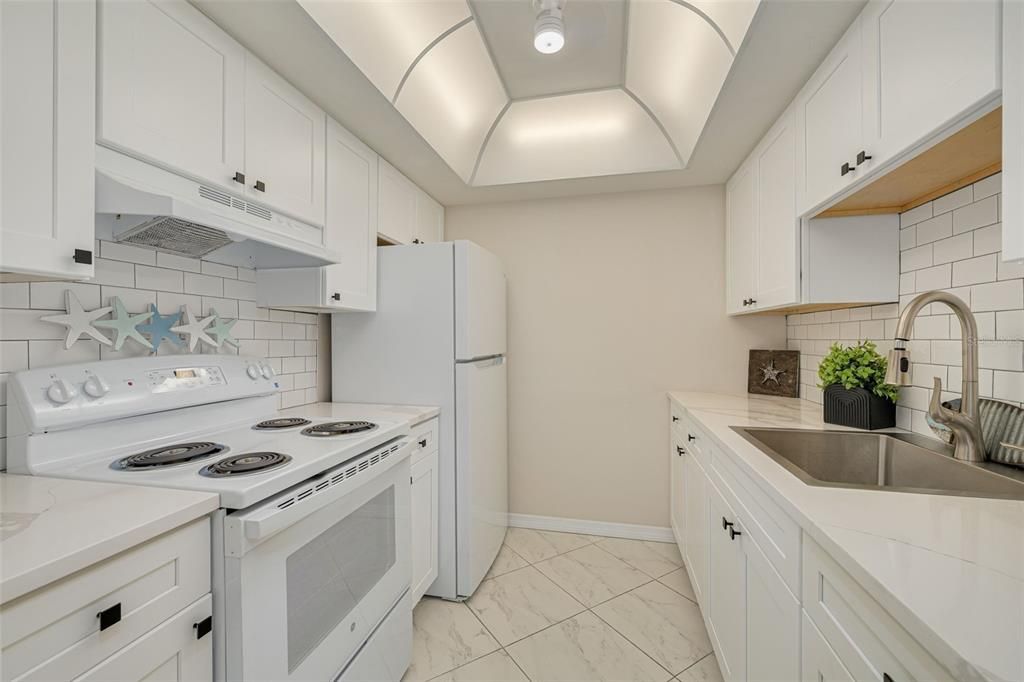 For Sale: $239,999 (1 beds, 1 baths, 563 Square Feet)