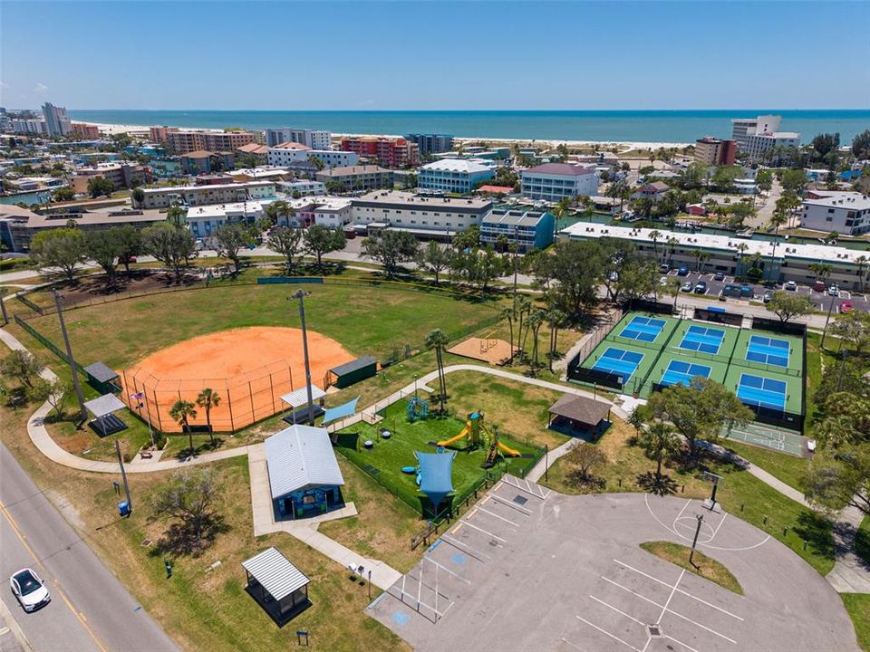 For Sale: $239,999 (1 beds, 1 baths, 563 Square Feet)