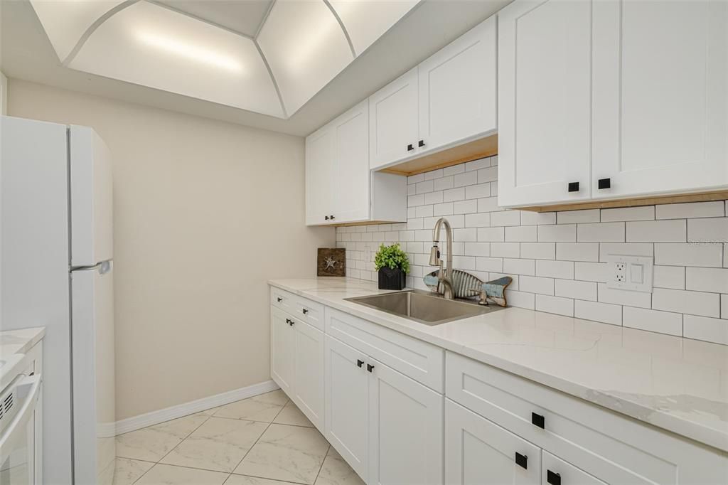 For Sale: $239,999 (1 beds, 1 baths, 563 Square Feet)