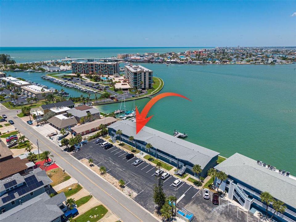 For Sale: $239,999 (1 beds, 1 baths, 563 Square Feet)