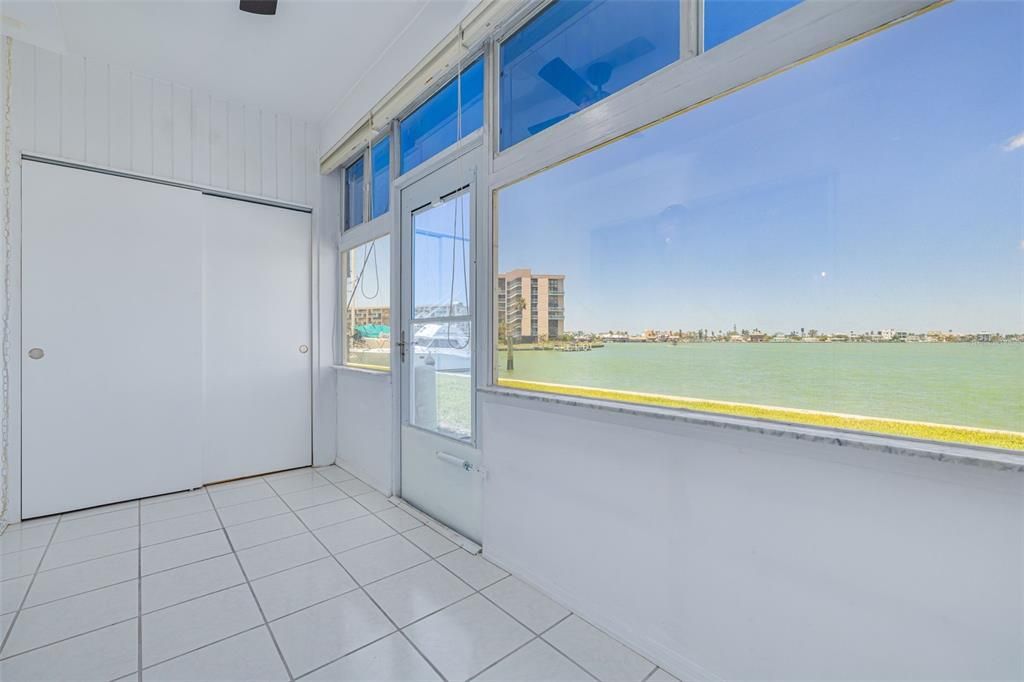 For Sale: $239,999 (1 beds, 1 baths, 563 Square Feet)