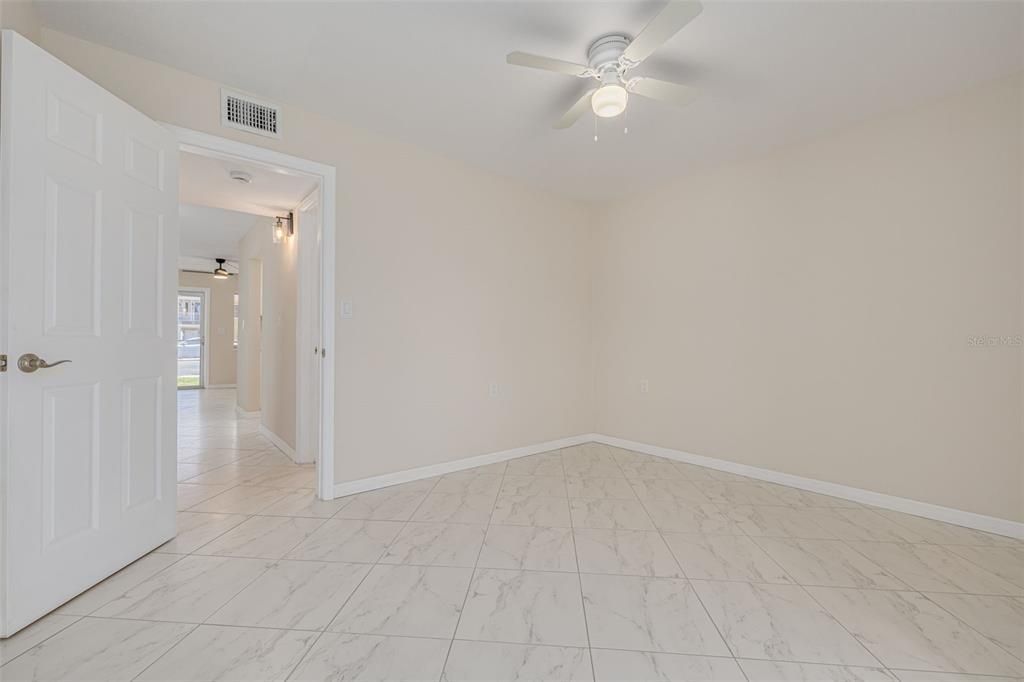 For Sale: $239,999 (1 beds, 1 baths, 563 Square Feet)