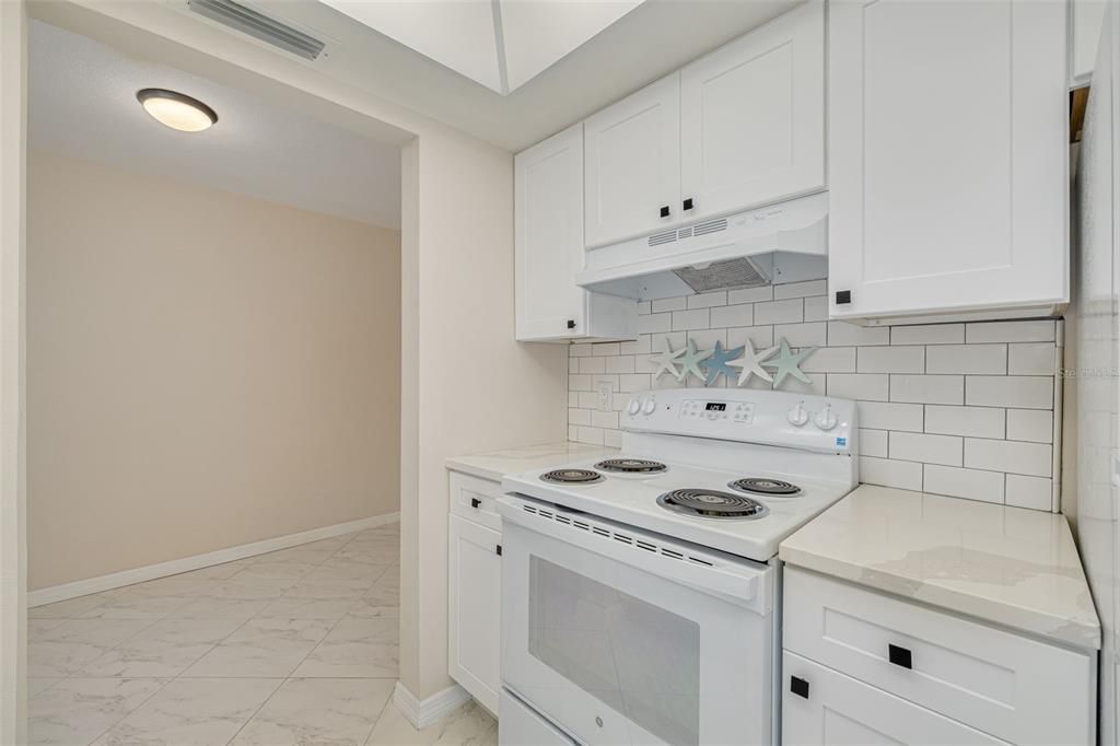 For Sale: $239,999 (1 beds, 1 baths, 563 Square Feet)