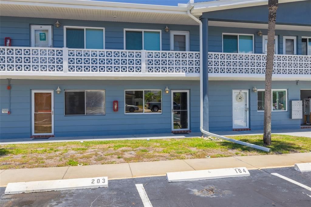 For Sale: $239,999 (1 beds, 1 baths, 563 Square Feet)